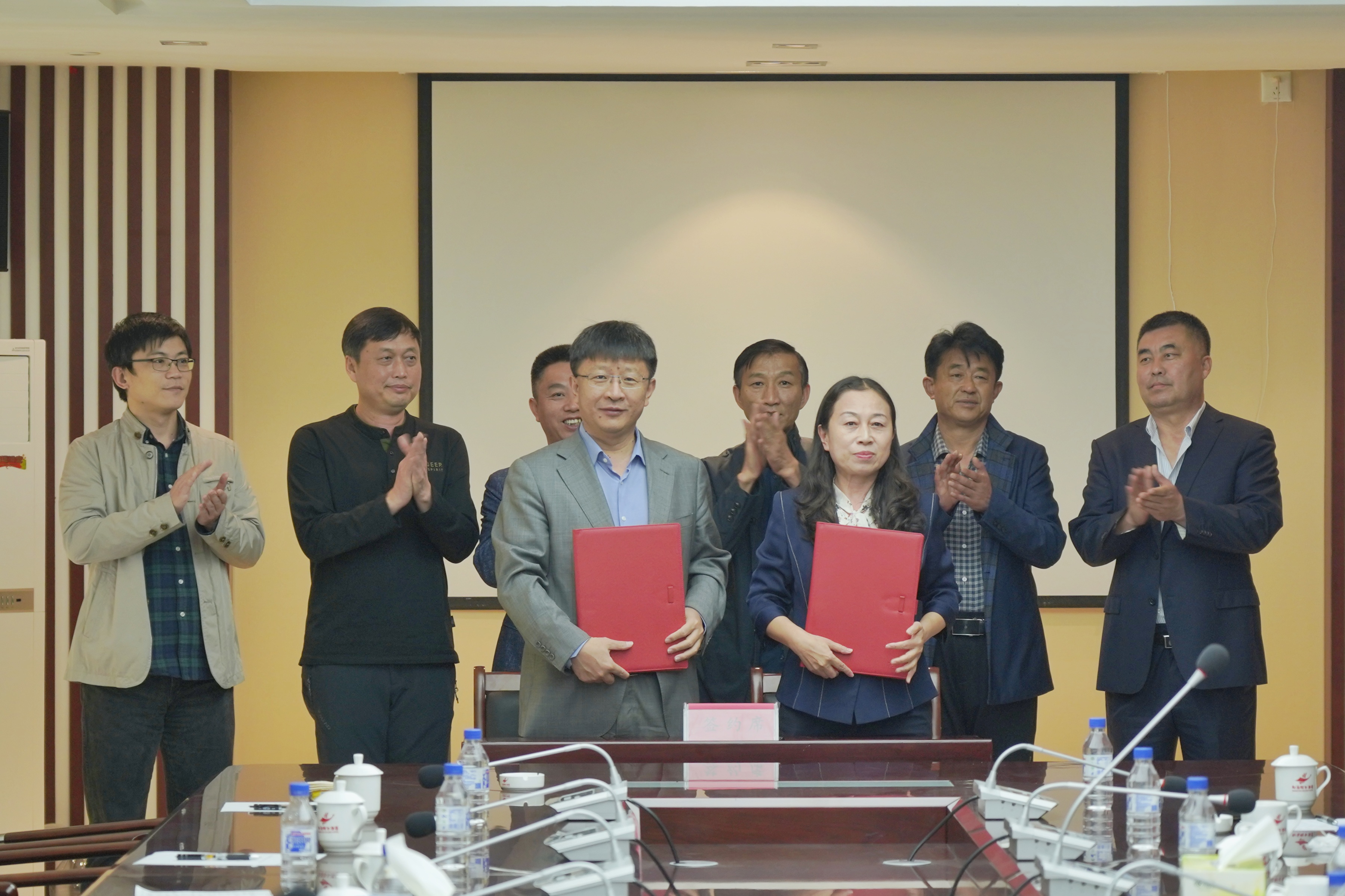 徐淑梅首先向与会人员汇报了脱贫攻坚以来通榆县在产业发展方面所取得